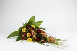 Bårebuket<br>Smuk bårebuket med årstidens blomster